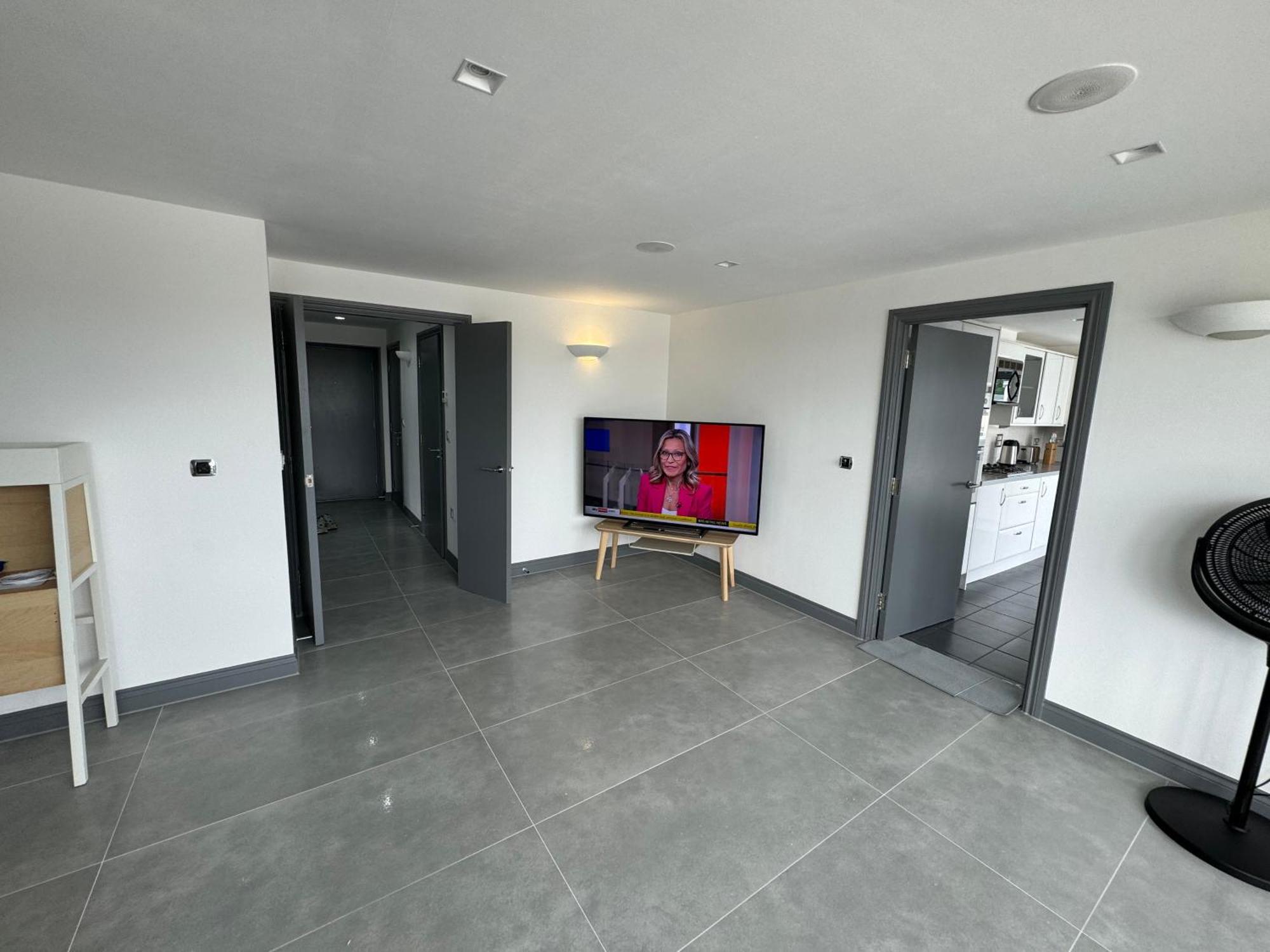 Long Letting - Luxurious 3 Bedroom Penthouse In City Centre - Parking Included! Челмсфорд Екстериор снимка
